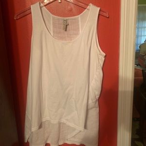 Women’s white flowy tank size medium